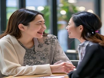 美熟母用户体验负责人张美玲女士，正在与用户代表进行访谈交流，认真记录反馈，展现品牌以用户为中心的工作方式与亲和力